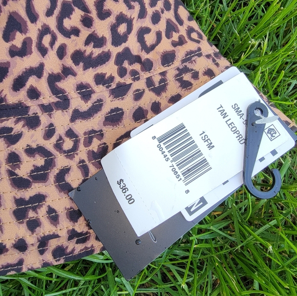 2 NWT womens bucket hats - Picture 3 of 7